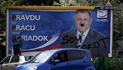Me�iar�v p�edvolební billboard. Kdosi mu p�imaloval hitlerovský knírek a p�ipojil nápis Jsem kokot.